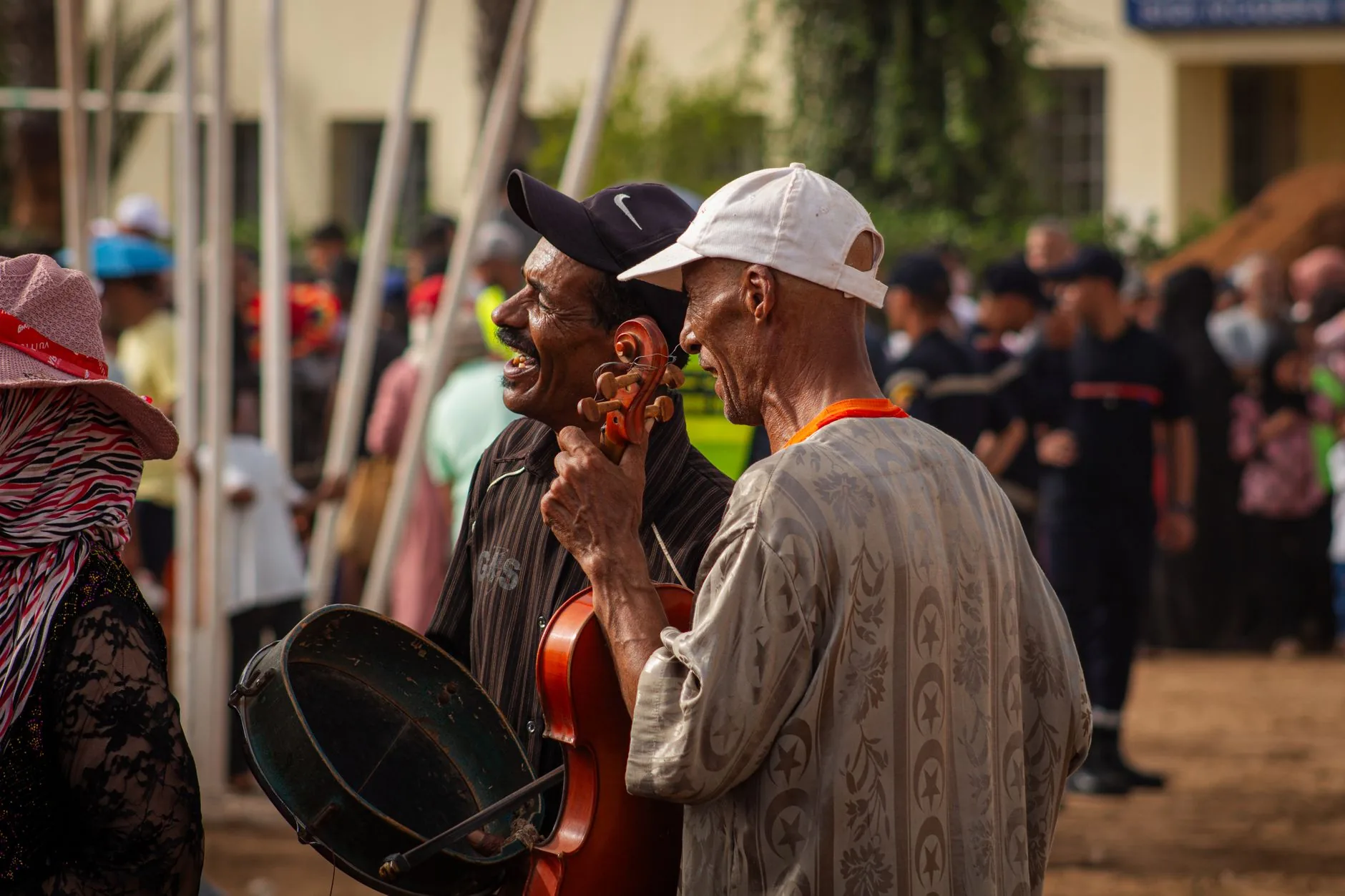 Deux musiciens sénégalais jouent du tambour et du violon lors d'une célébration communautaire