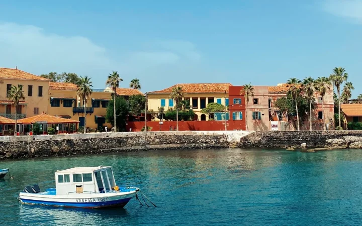 Île de Gorée : histoire, patrimoine et logistique d&rsquo;une visite depuis Dakar