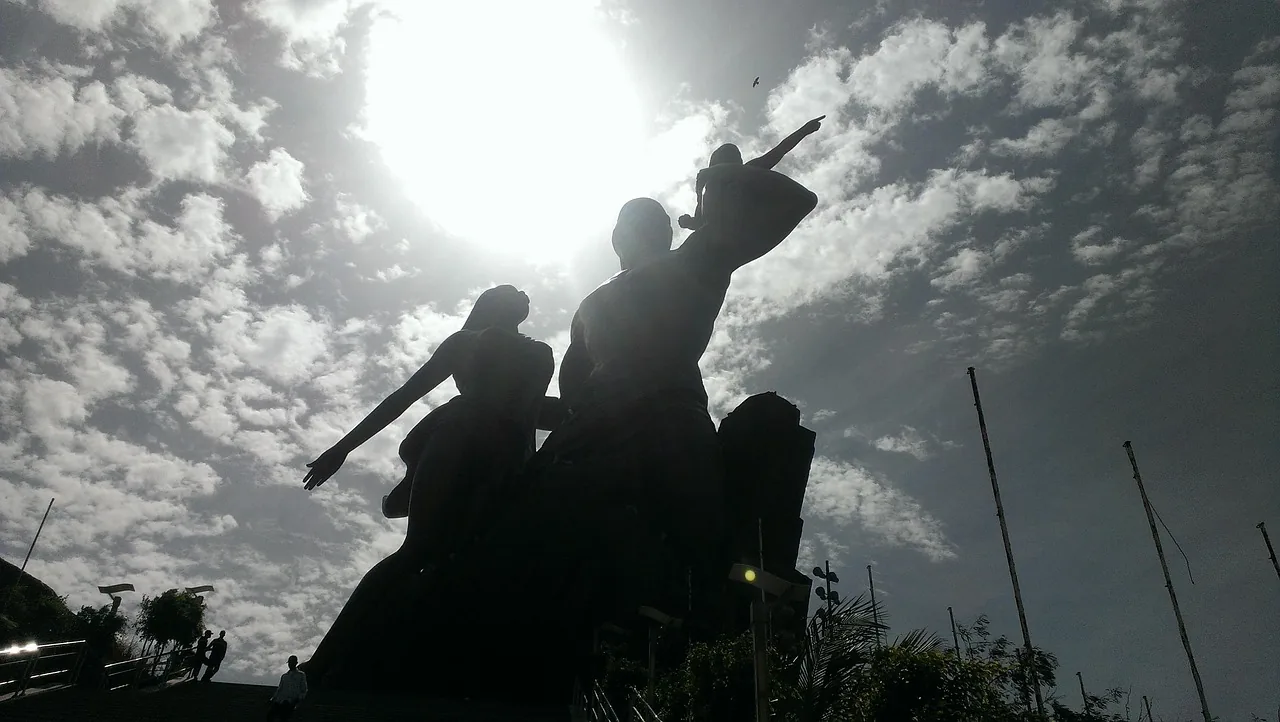 Le monument de la Renaissance africaine à Dakar, imposante statue en pierre de Dakar, Sénégal