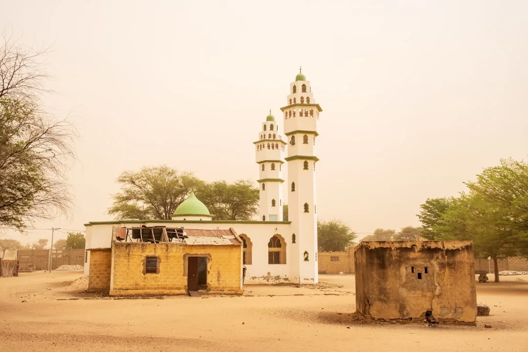 La Grande Mosquée de Touba avec son dôme vert caractéristique au Sénégal