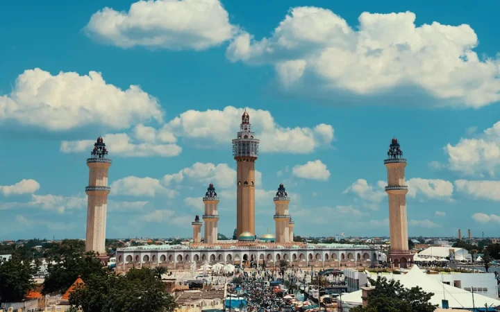 Visiter la mosquée de Touba : histoire, accès et règles pratiques
