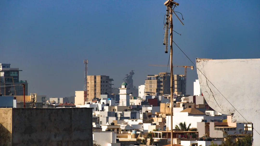 Vue aérienne de la skyline de Dakar montrant la densité urbaine de la population