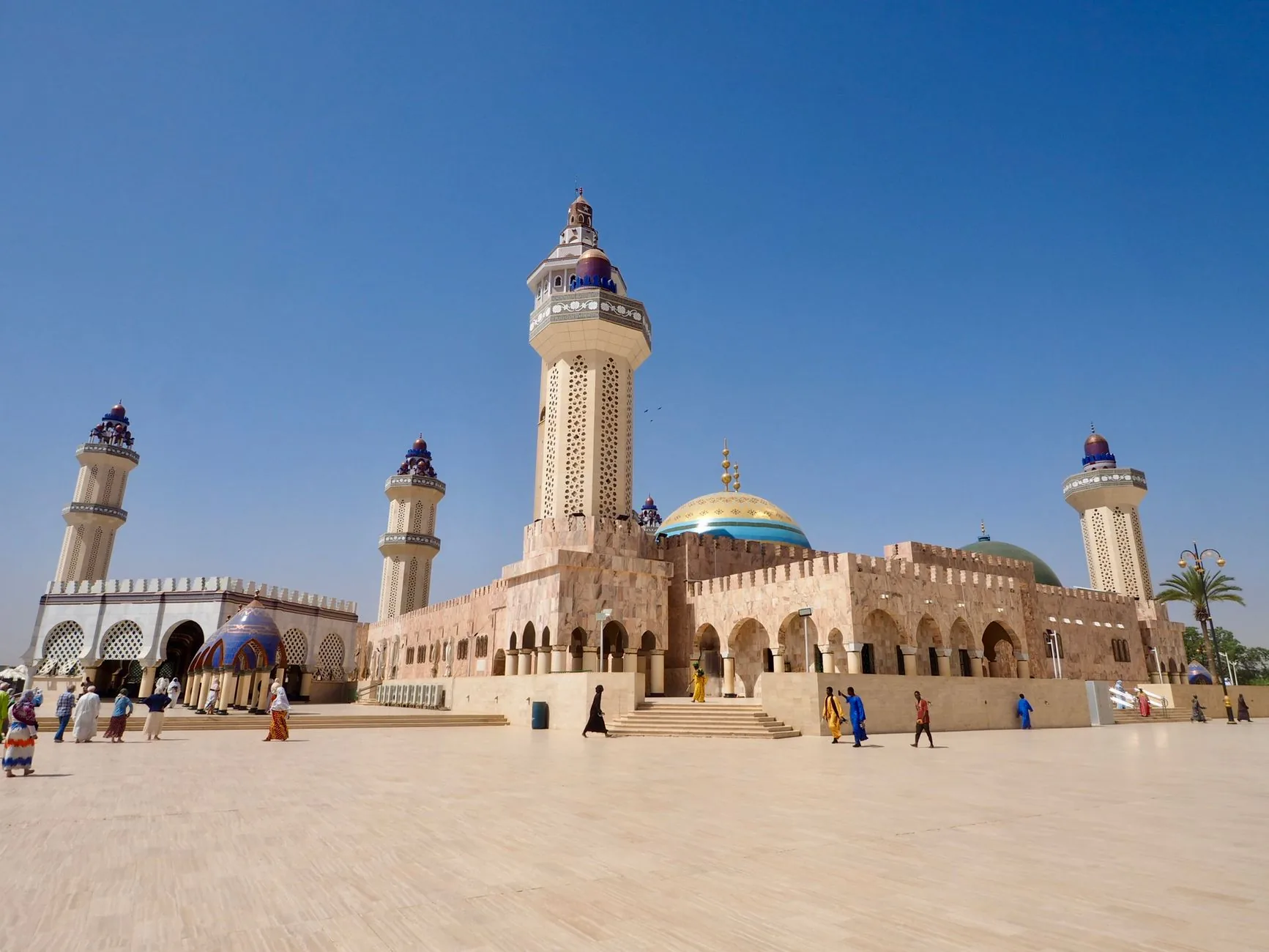 Grande mosquée avec minarets et dôme bleu doré au Sénégal