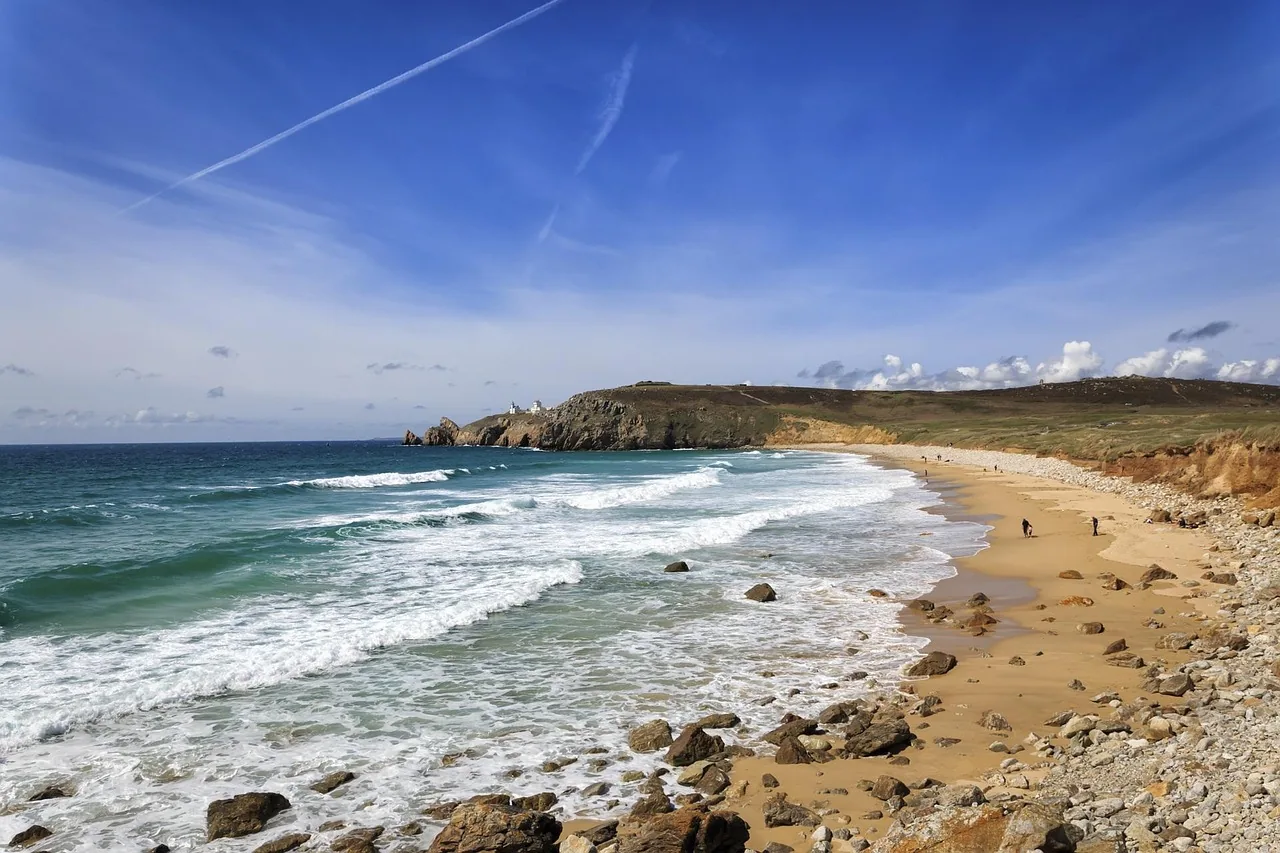 Plage de Saly Portudal au Sénégal avec vagues de l'océan Atlantique