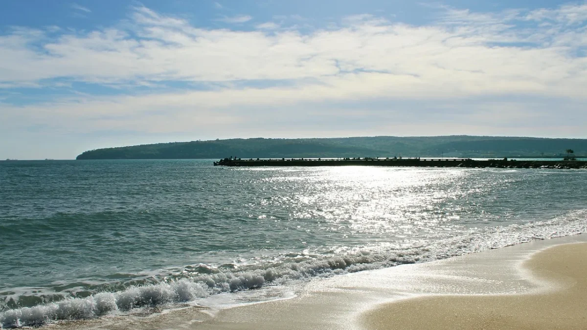 La plage de Saly Portudal au Sénégal avec ses vagues de l'océan Atlantique
