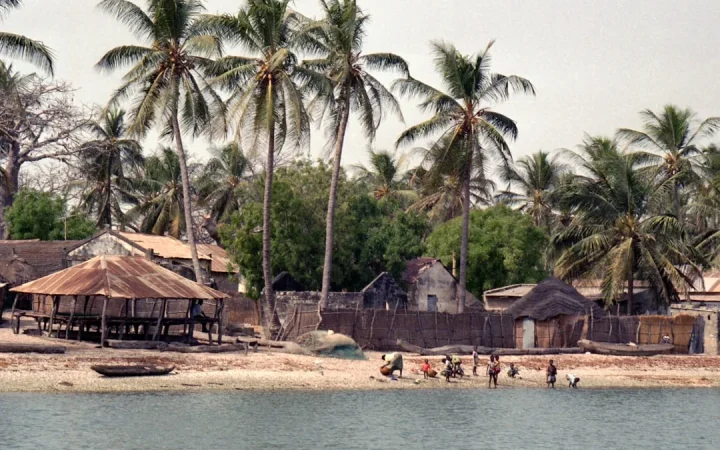 Toubab Dialaw : village de pêcheurs, falaises ocre et scène artistique sur la Petite Côte