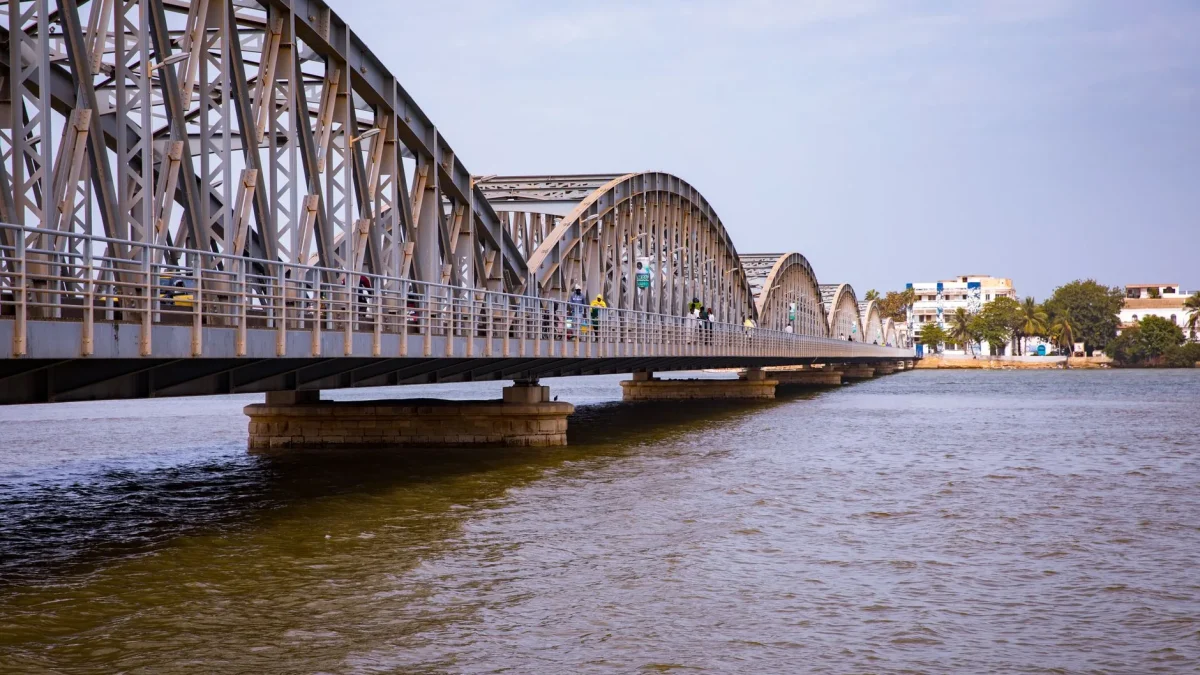 Saint-Louis au Sénégal : guide pratique et analytique de la cité historique