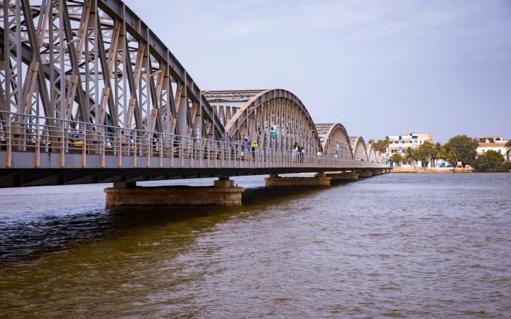 Saint-Louis au Sénégal : guide pratique et analytique de la cité historique